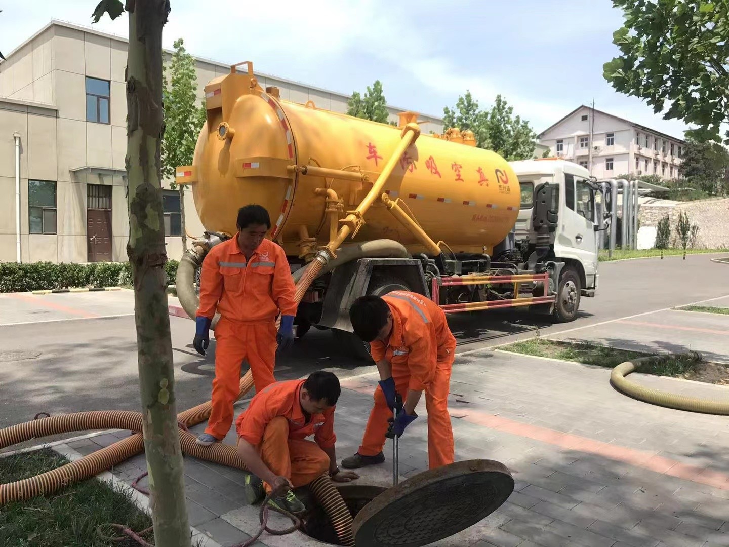 瑞安管道疏通车停在窨井附近